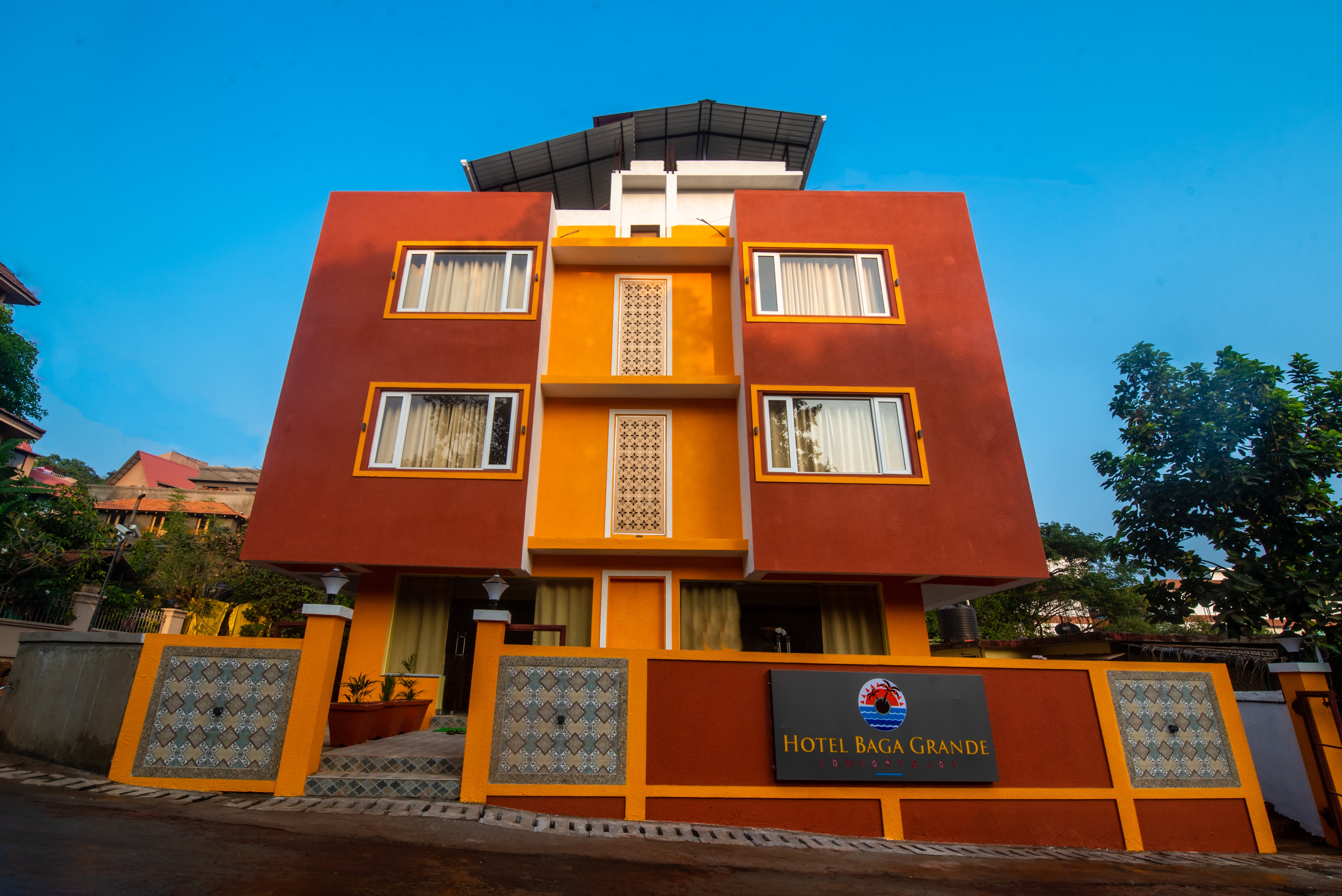 Hotel Baga Grande facade by day